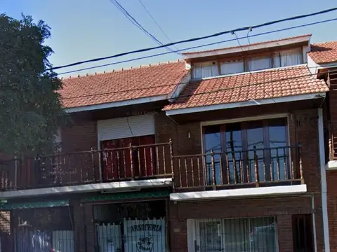 Casa en planta alta con locales en pleno barrio San Carlos