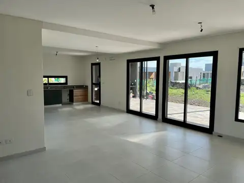 CASA 3/4 DORMITORIOS A ESTRENAR HARAS SANTA MARIA - Foto 0