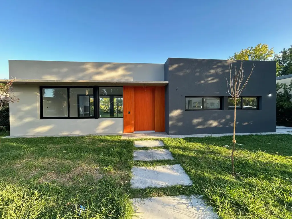 Muy buena casa en construcción sobre lote central