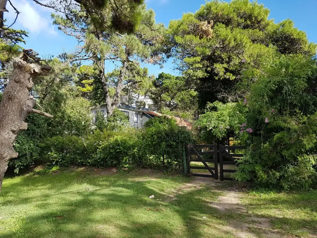 amplio lote con casa y canchas de tenis Zona centro