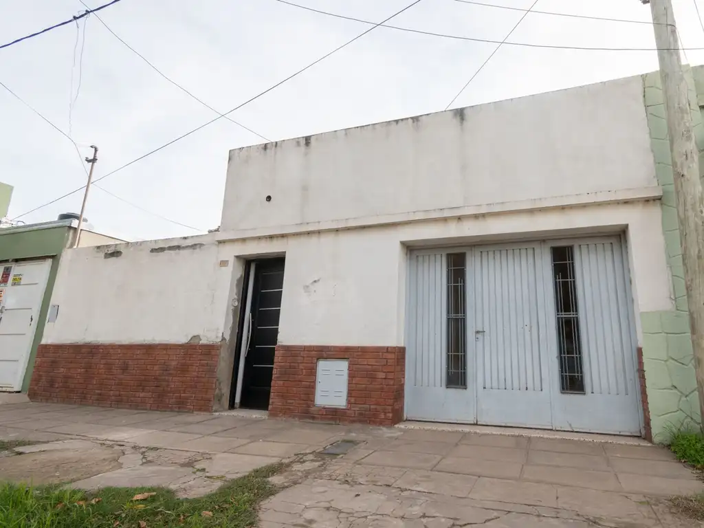 REMAX VENDE CASA DOS DORMITORIOS CON PATIO