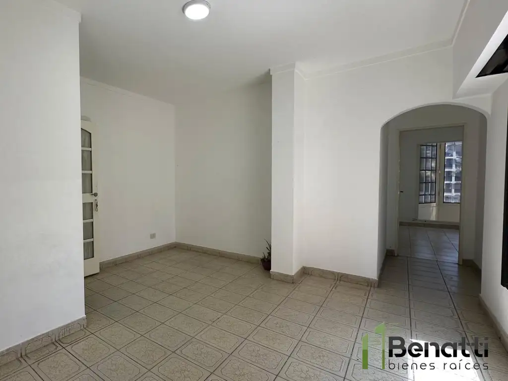 Dpto 2 amb en 1° piso. Uso comercial o vivienda.