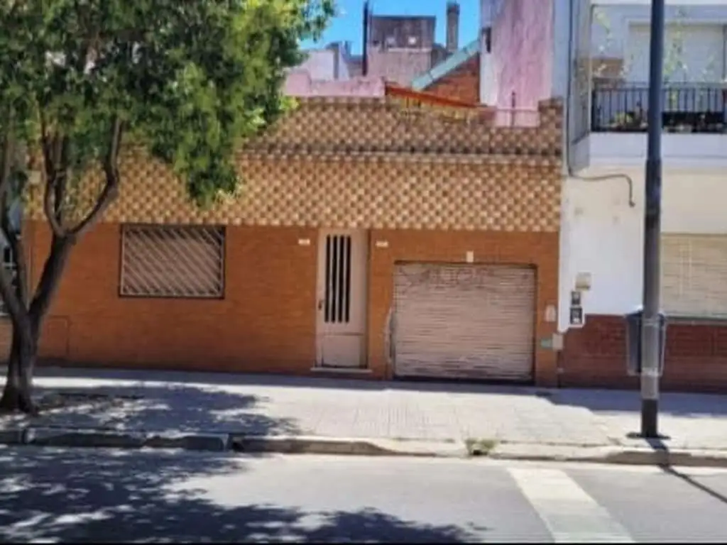 Casa terreno propio , 3 ambientes  con cochera , patio, terraza .93m2 cubierta + 80 m2 descubiertos