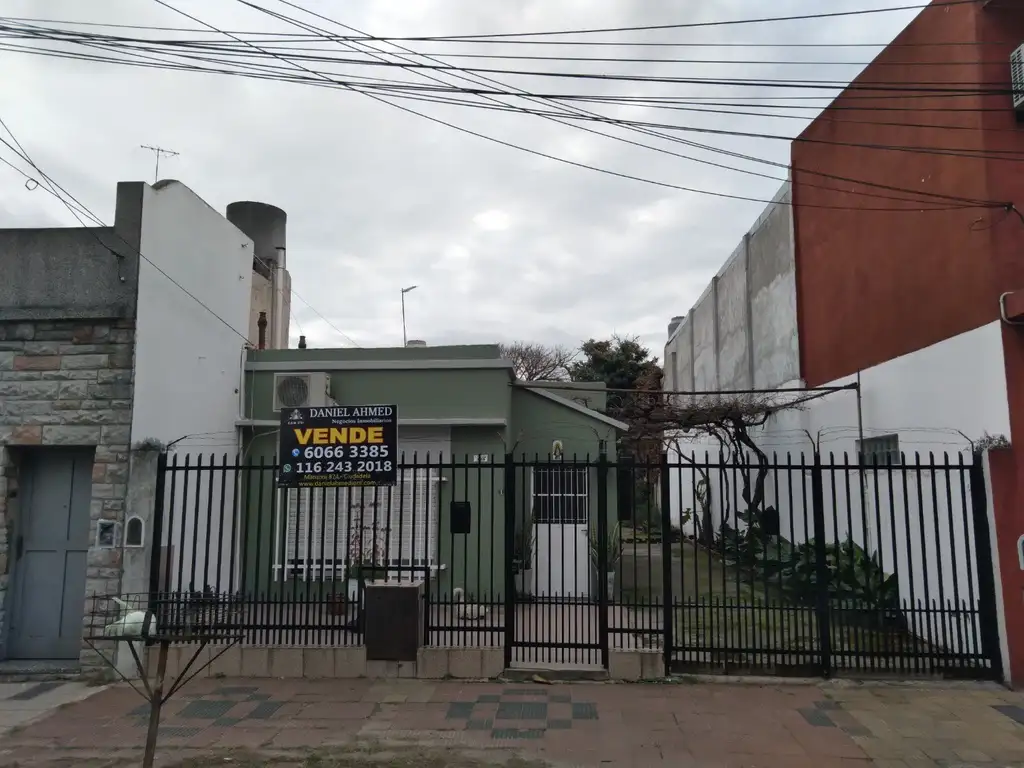 EXCELENTE CASA  3 AMB, SOBRE LOTE PROPIO DE 8.66 X 37 MTS, FONDO LIBRE.