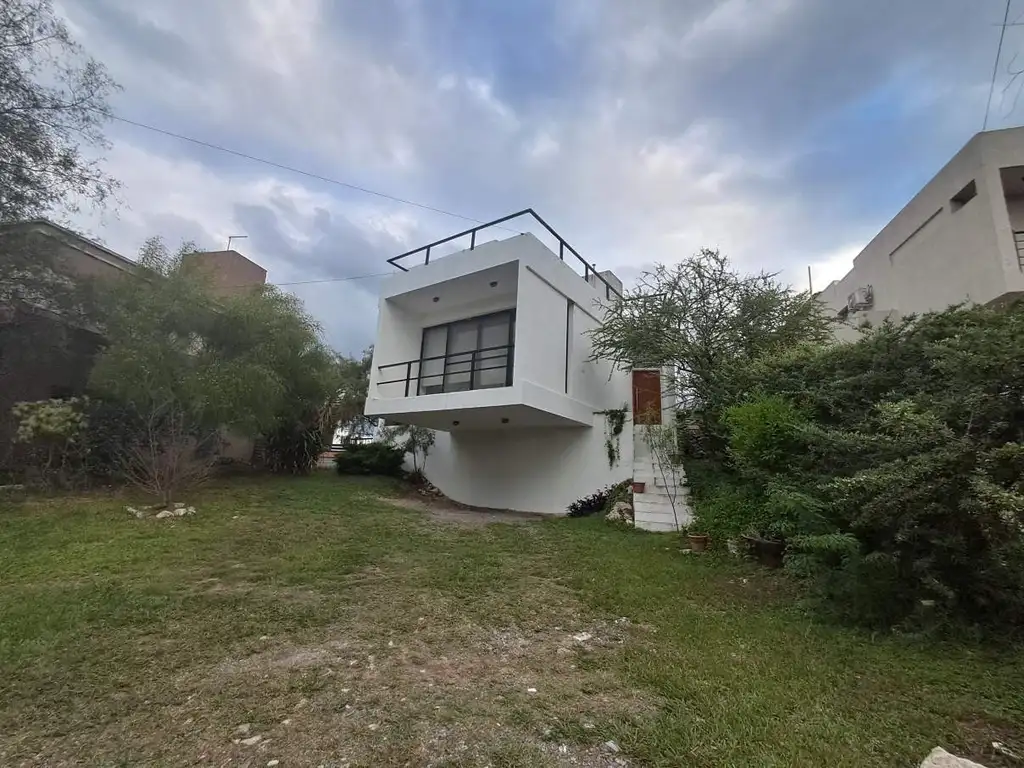 GRAN CASA ESTILO MODERNO CON HERMOSAS VISTAS   PILETA