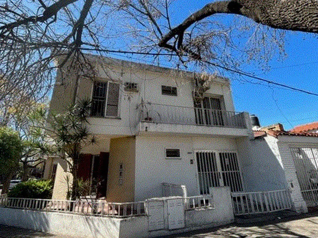 VENTA   casa dos dormitorios con cochera y patio