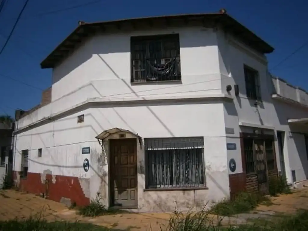 Casa de 4 amb., en 2 plantas y a dos cuadras de Av. Mitre