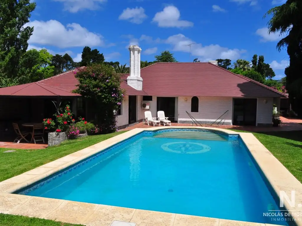 Casa de gran tamaño ubicada en zona de paz y tranquilidad.