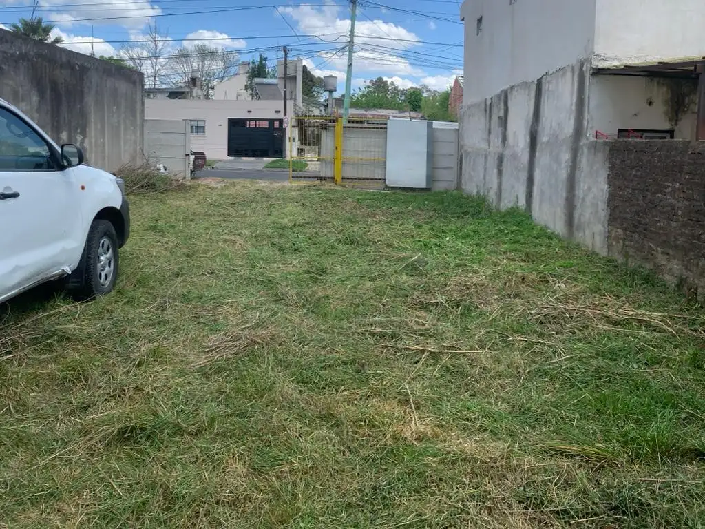 VENTA. Lote de 313 m2. Proximo a estacion Platanos.