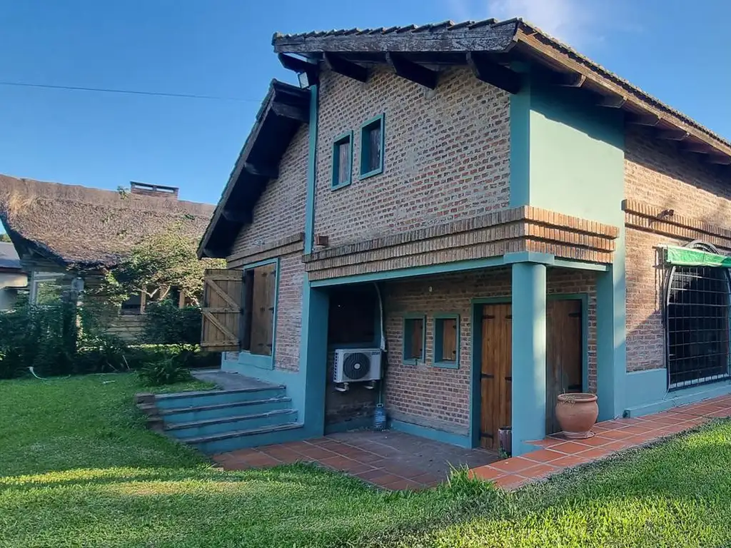 Casa en venta, en barrio cerrado.