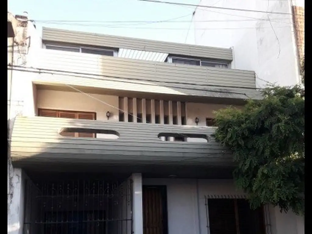 Casa de 4 amb. en dos plantas c/garage y patio (Oro 800- R.Mejía)