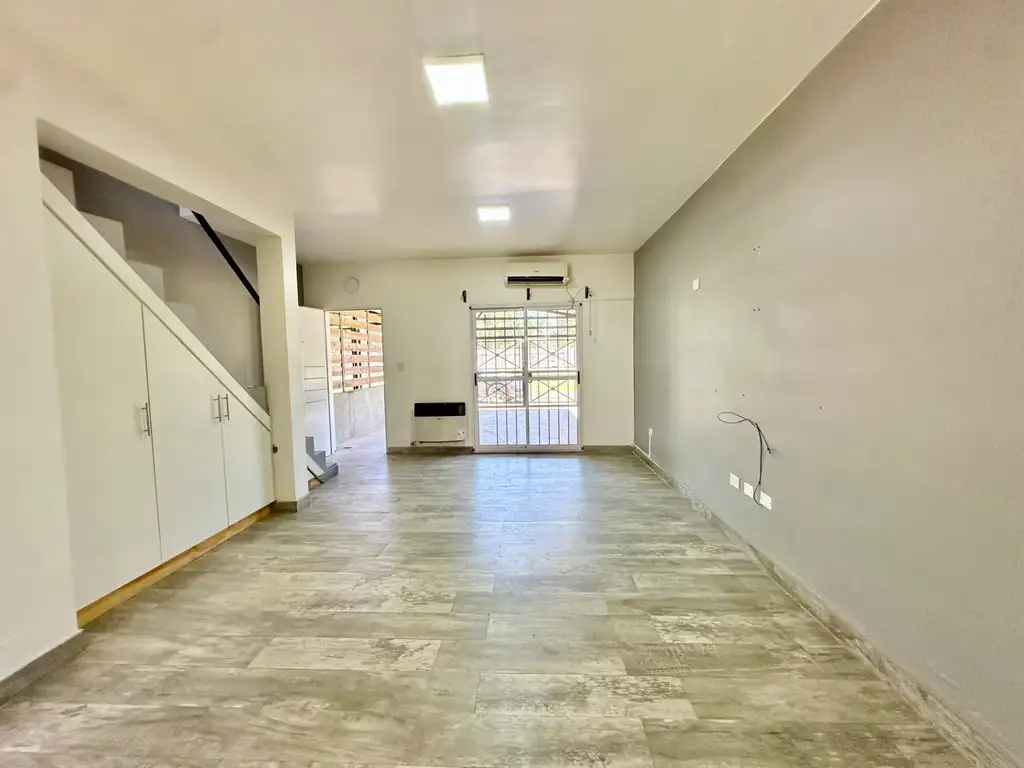 VENTA DE DUPLEX CON PATIO Y COCHERA EN EL BARRIO SAN RAFAEL