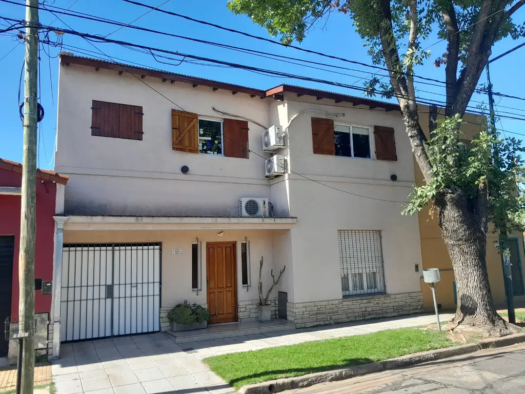 Venta casa 3 Dormitorios, actualizada con garaje, gran Jardín.