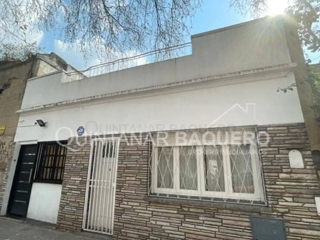 VENTA: Casa de 5 ambientes con garage. Floresta.