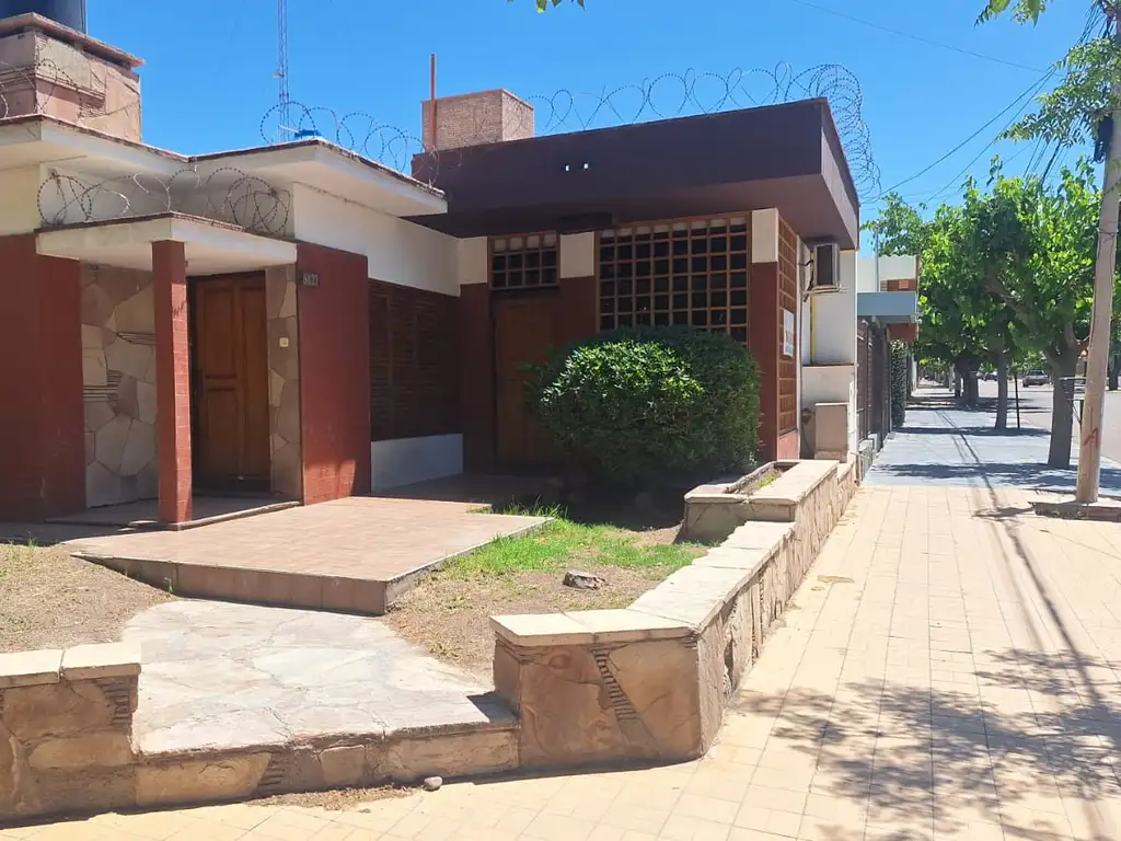 VENTA CASA BARRIO SANTA ANA,GUAYMALLEN.3 DORMITORIOS,3 BAÑOS,COCHERAS