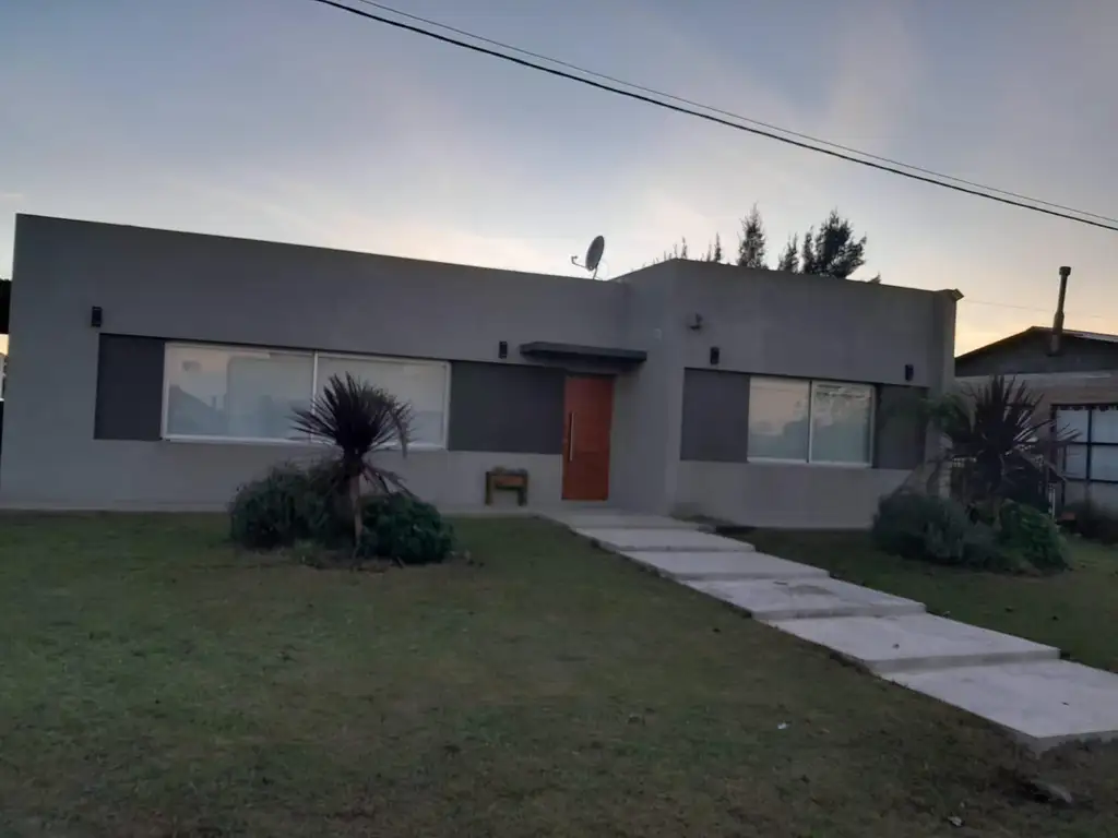 Casa en venta - 4 Dormitorios 3 Baños - 317Mts2 - El Remanso, Los Hornos