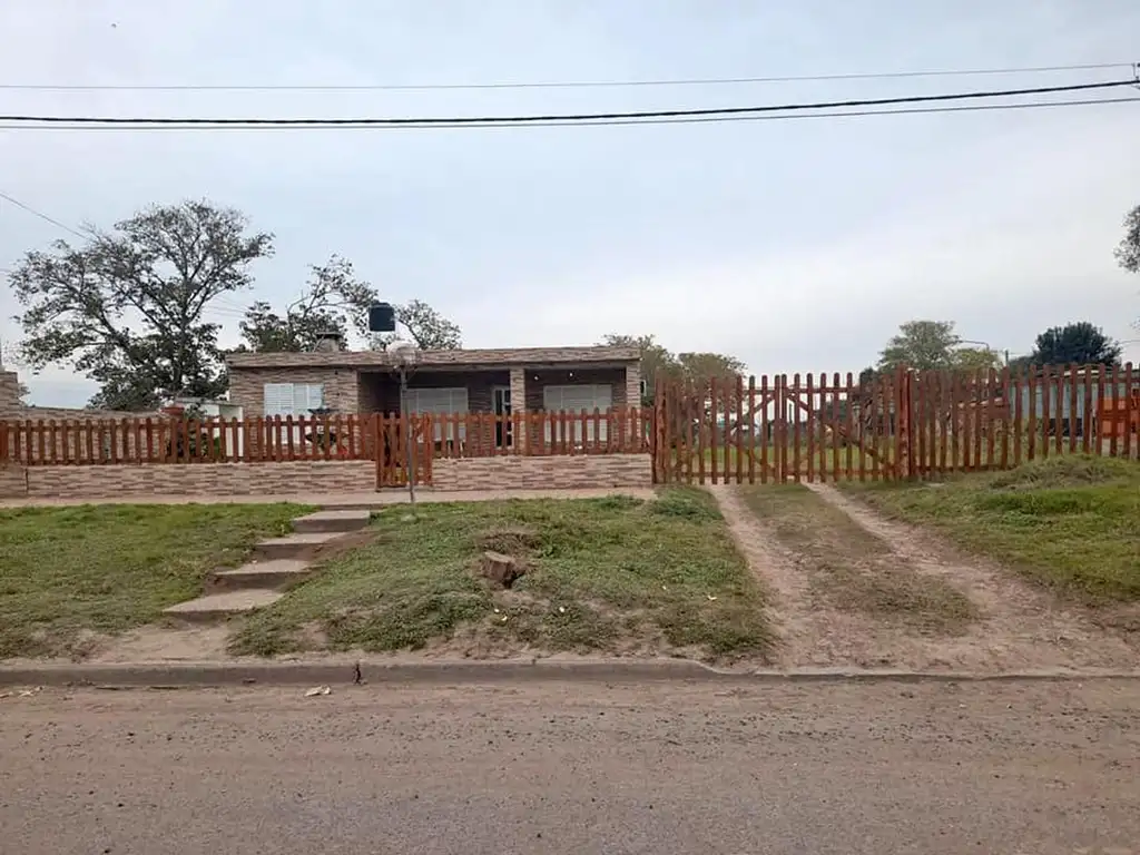 Lote de 550m2 con Casa de 4 dormitorios, Piscina y Quincho