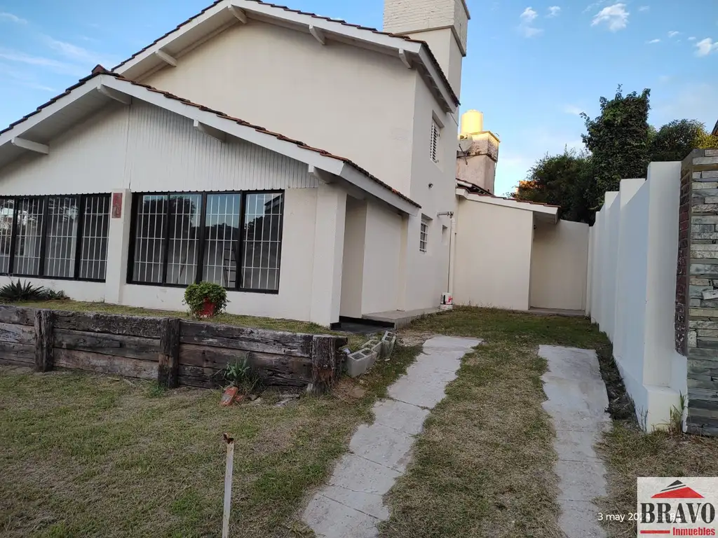 Casa en venta de 2 dormitorios c/ cochera en Zona Sur