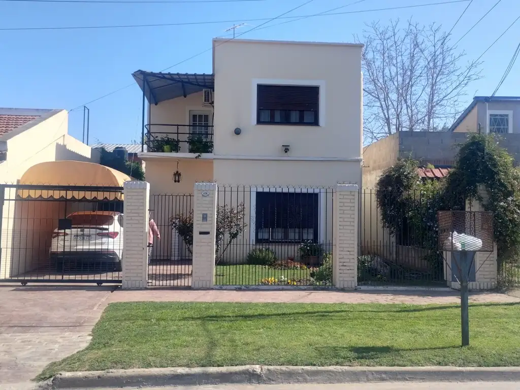 Hermosa Casa con Jardin quincho 3 dormitorios Garage 2 baños