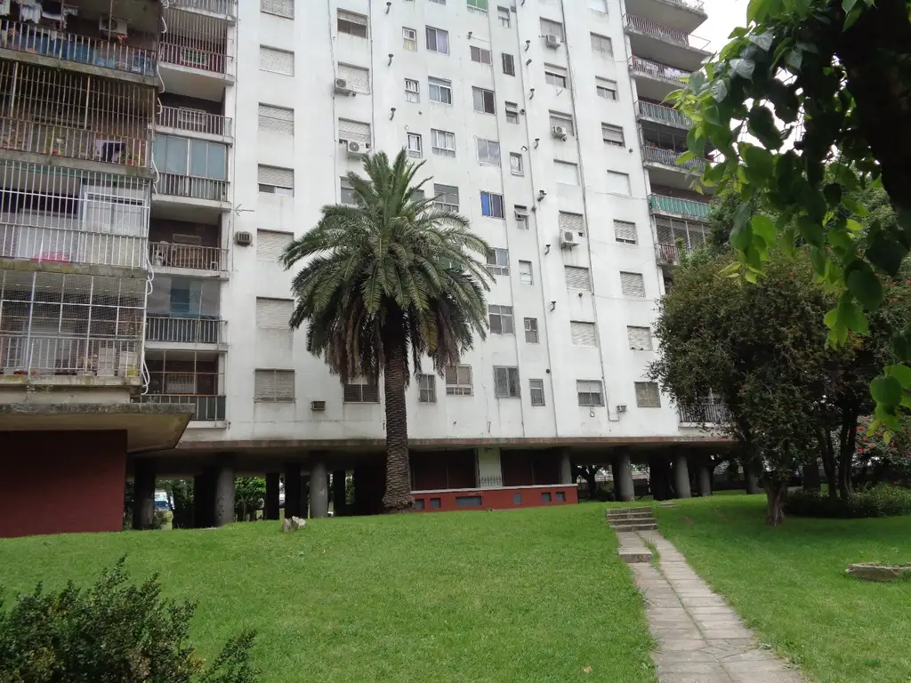 Departamento de 3 ambientes muy grande- con balcón panorámico- playa estacionamiento y jardines