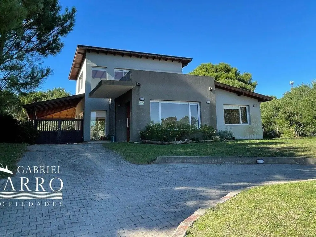 Casa estilo minimalista de 5 ambientes en Pinamar.