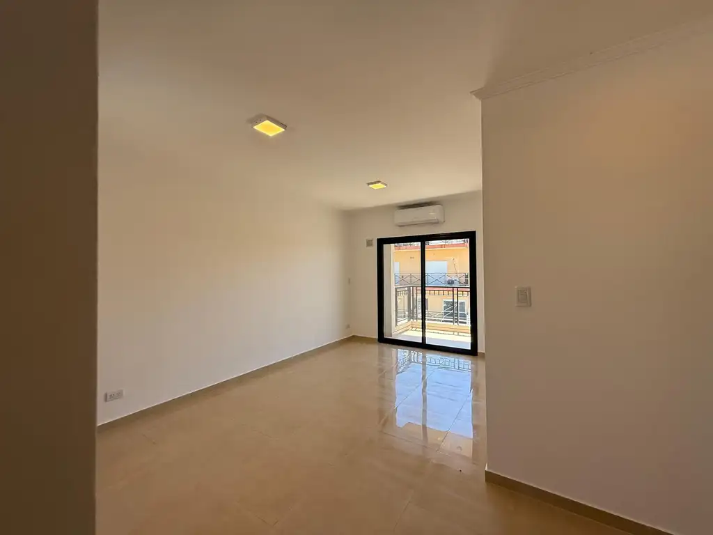 Departamento tres ambientes a la venta en Wilde