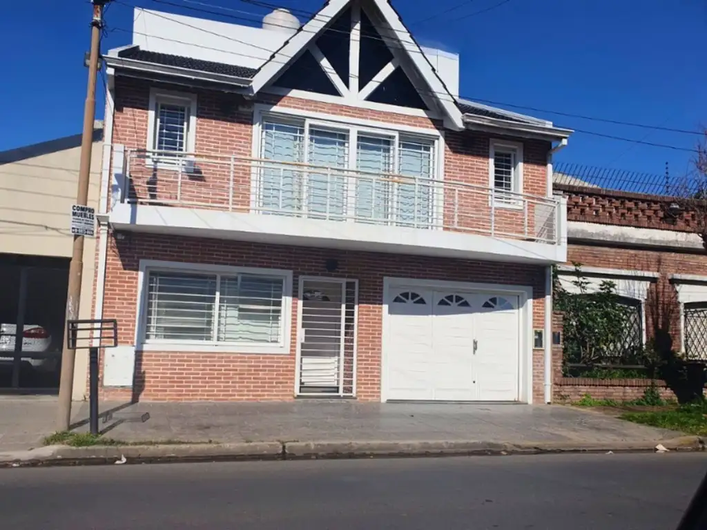 CASA EN VENTA 5 AMBIENTES CON PILETA Y COCHERA