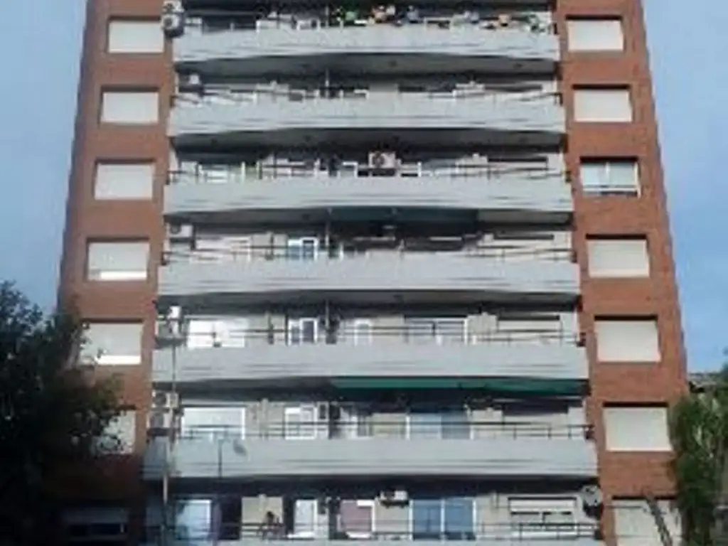 Monoambiente, interno con balcón. Buena luminosidad.