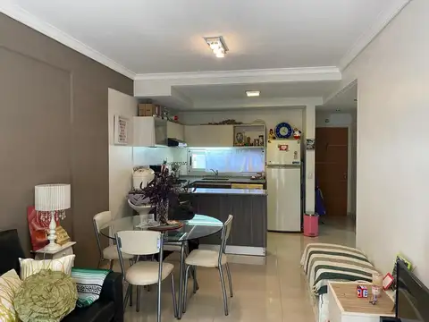 EN VENTA DEPTO DE 3 AMBIENTES CON AMPLIO BALCON CORRIDO AL FRENTE. LUMINOSO.