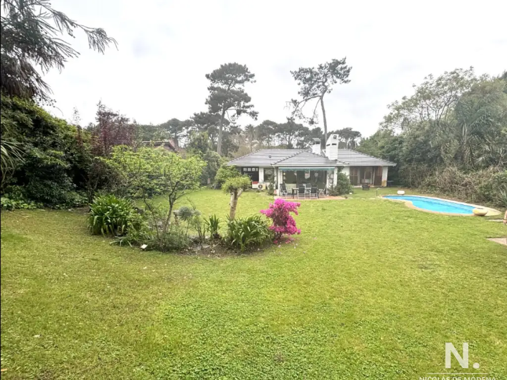 Vende casa en  Cantegril en Punta del Este de 3 dormitorios.