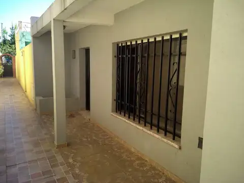 Pasillo de 3 dormitorios con patio y terraza