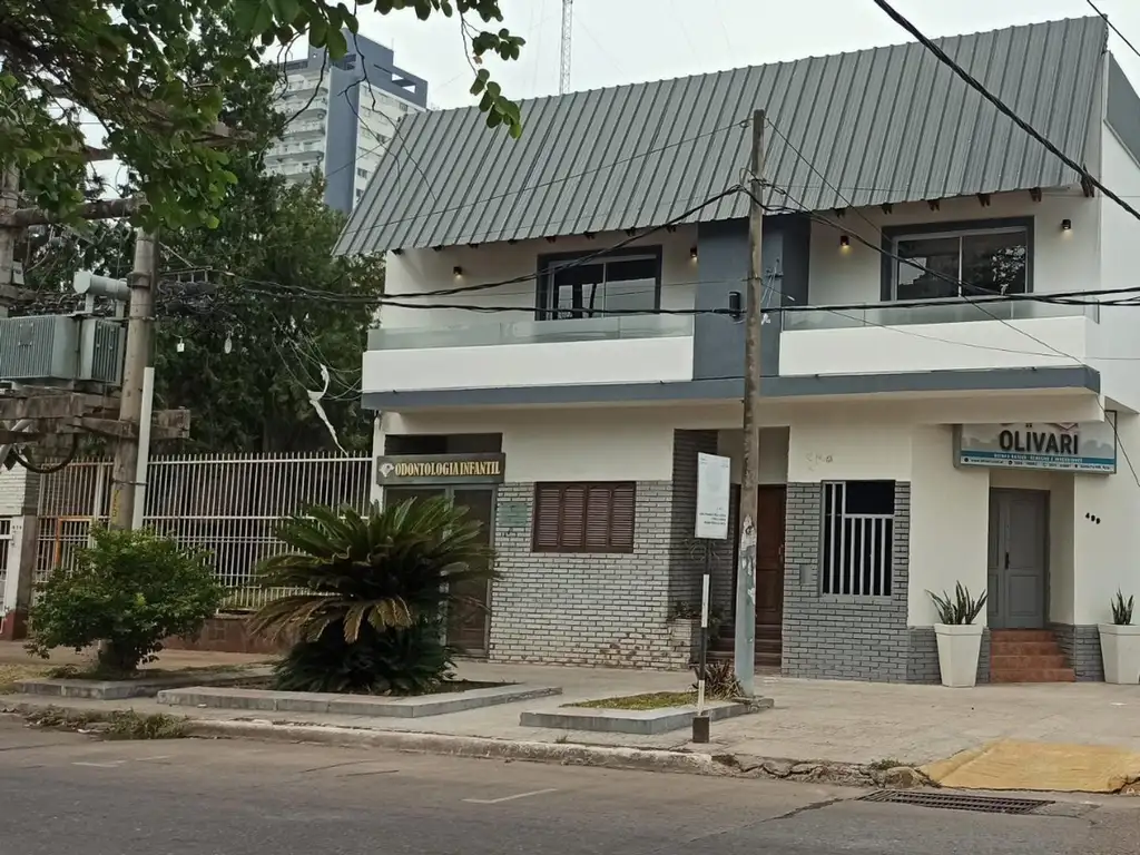 Vendo casa céntrica con locales comerciales en planta baja