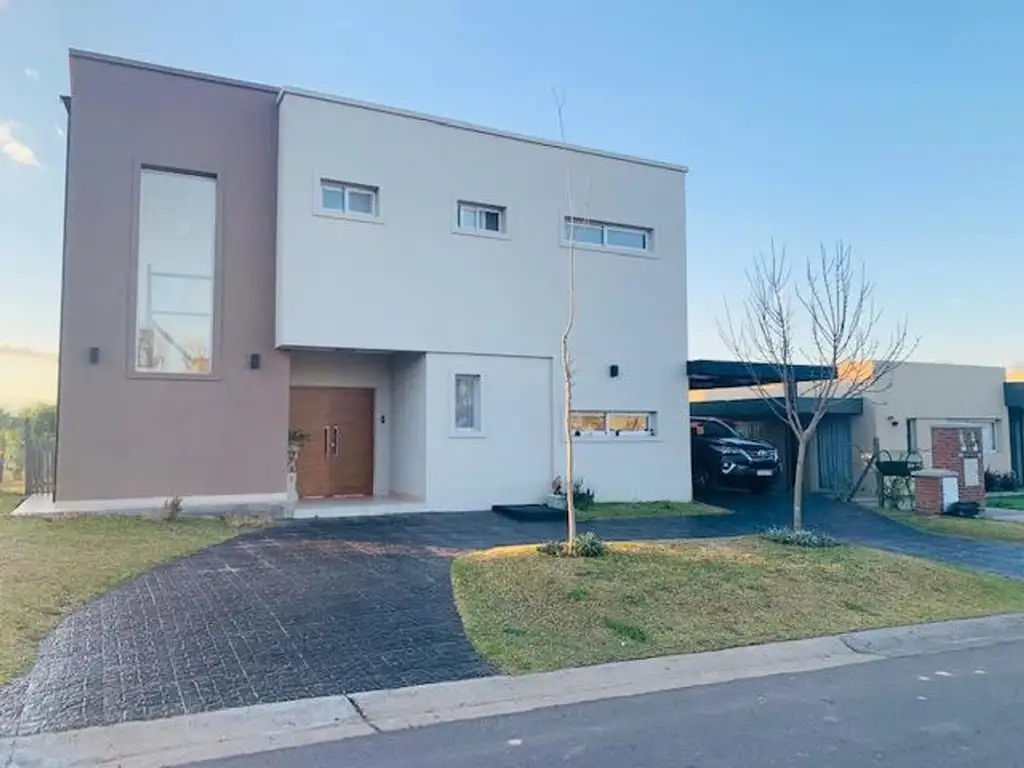 HERMOSA CASA ESTILO RACIONALISTA EN SANTA GUADALUPE