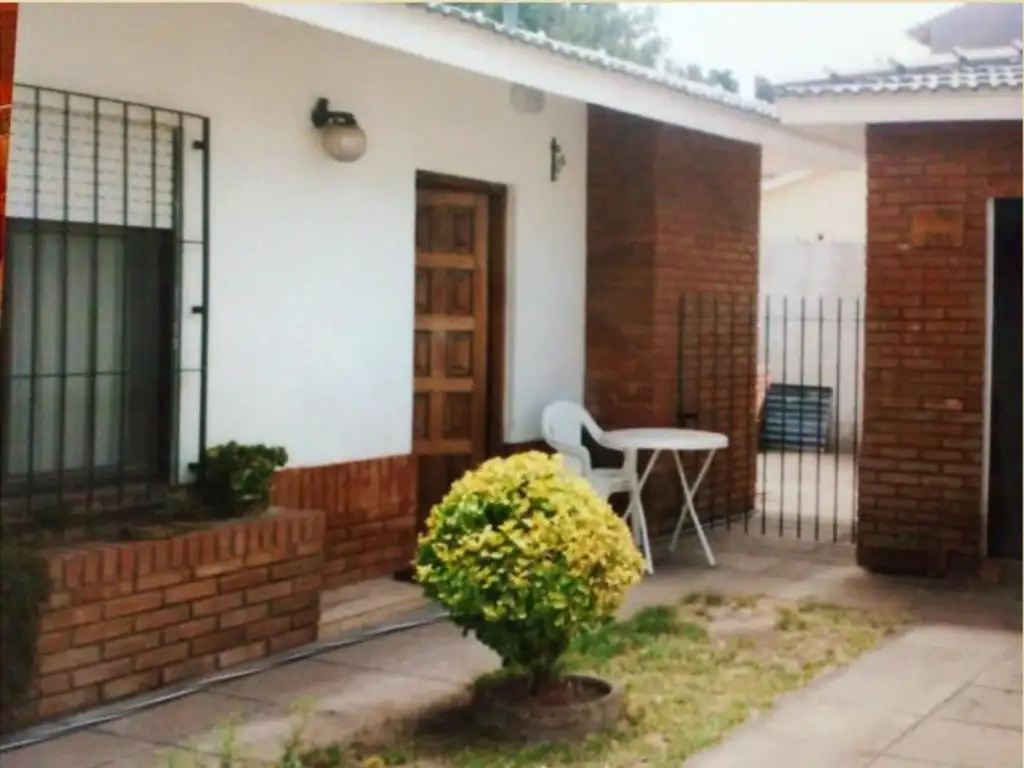 Casa en venta - 2 dormitorios 2 baños - 120 mts2- Mar Del Tuyu