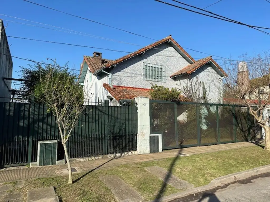 Venta casa 3 ambientes en 2 lotes de terrenos de 300mts c/u