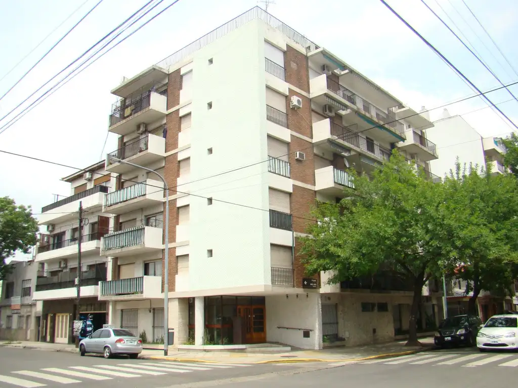 DOS AMBIENTES CONTREFRENTE EN EDIFICIO ESQUINA A MEDIA CUADRA DE AV. JUAN B. ALBERDI