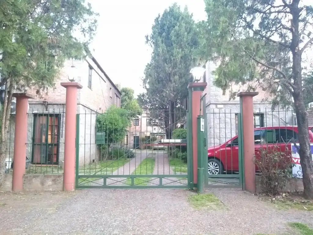 Excelente Duplex  3 Amb con Cochera y Jardín en Venta