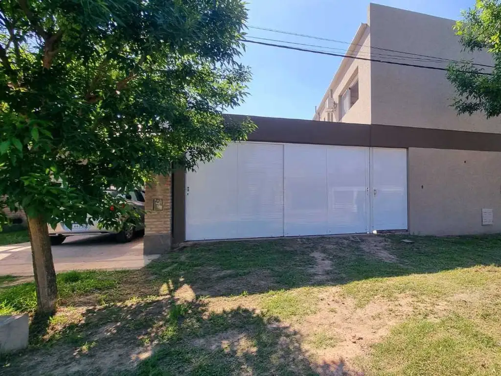 Se vende casa moderna de 3 D. en barrio Praderas 1