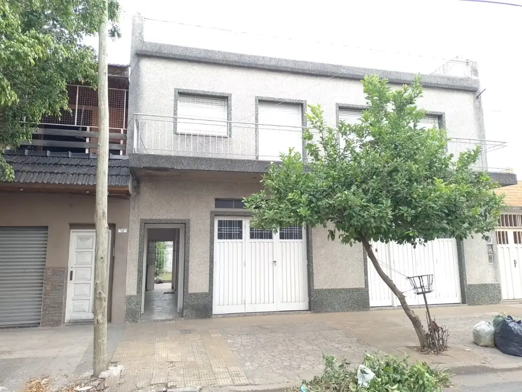 Ramos Mejia casa para dos familias con garage y terreno libre