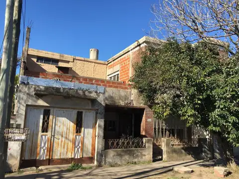 Casa en venta 3 amb + departamento 2 amb en planta alta