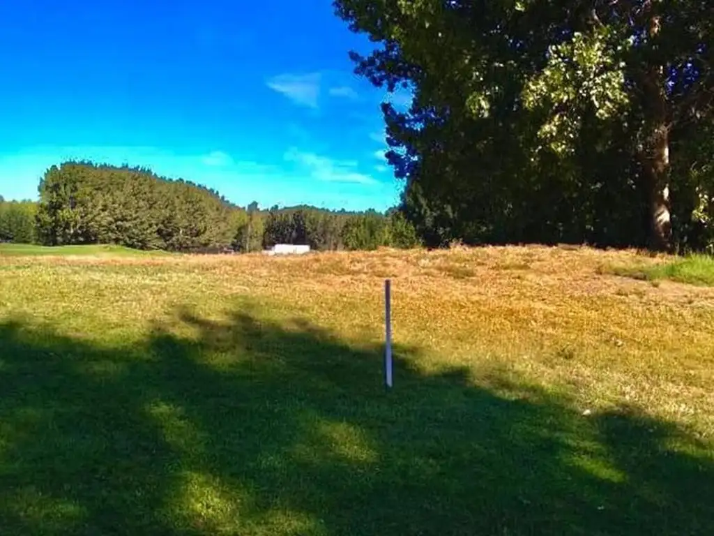 Terreno en Canales de Plottier con fondo de cancha