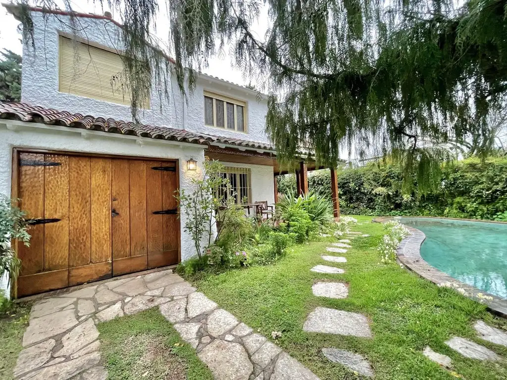 CHALET EN ALQUILER TEMPORARIO UBICADO EN LA MEJOR ZONA DE MARTINEZ.