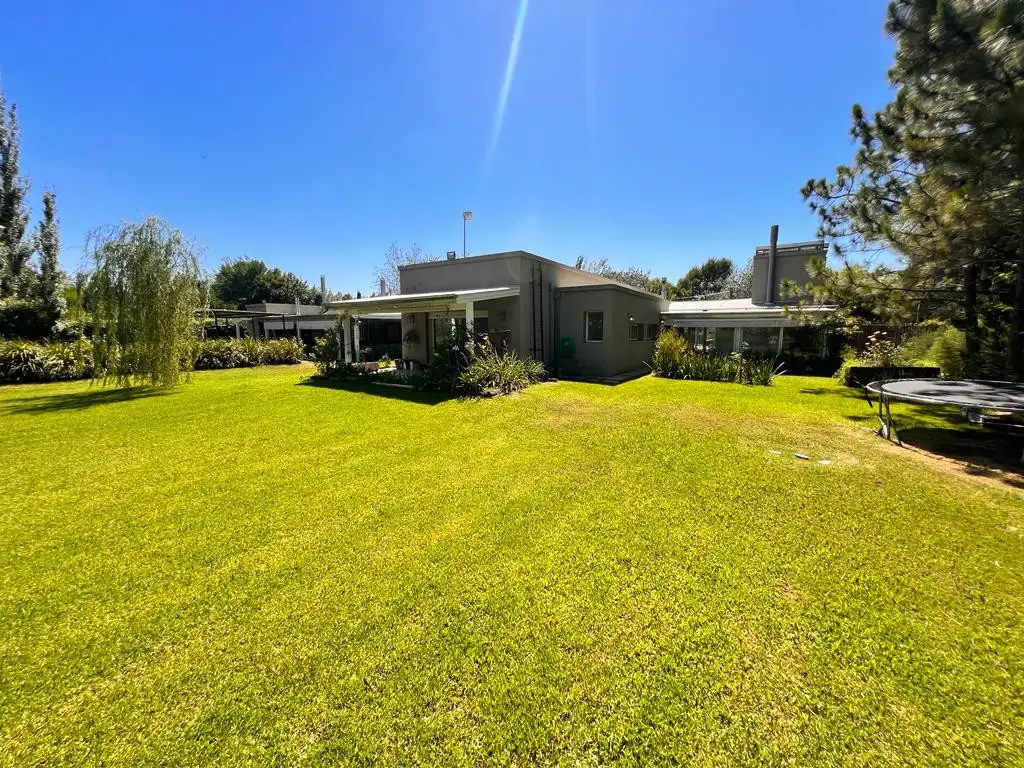 Casa en Chacras Los Raigales sobre 5.000 m2 parque