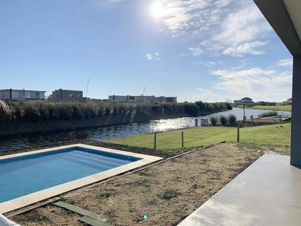 Moderna casa en Puertos del Lago  Barrio Marinas  5  ambientes con piscina  !