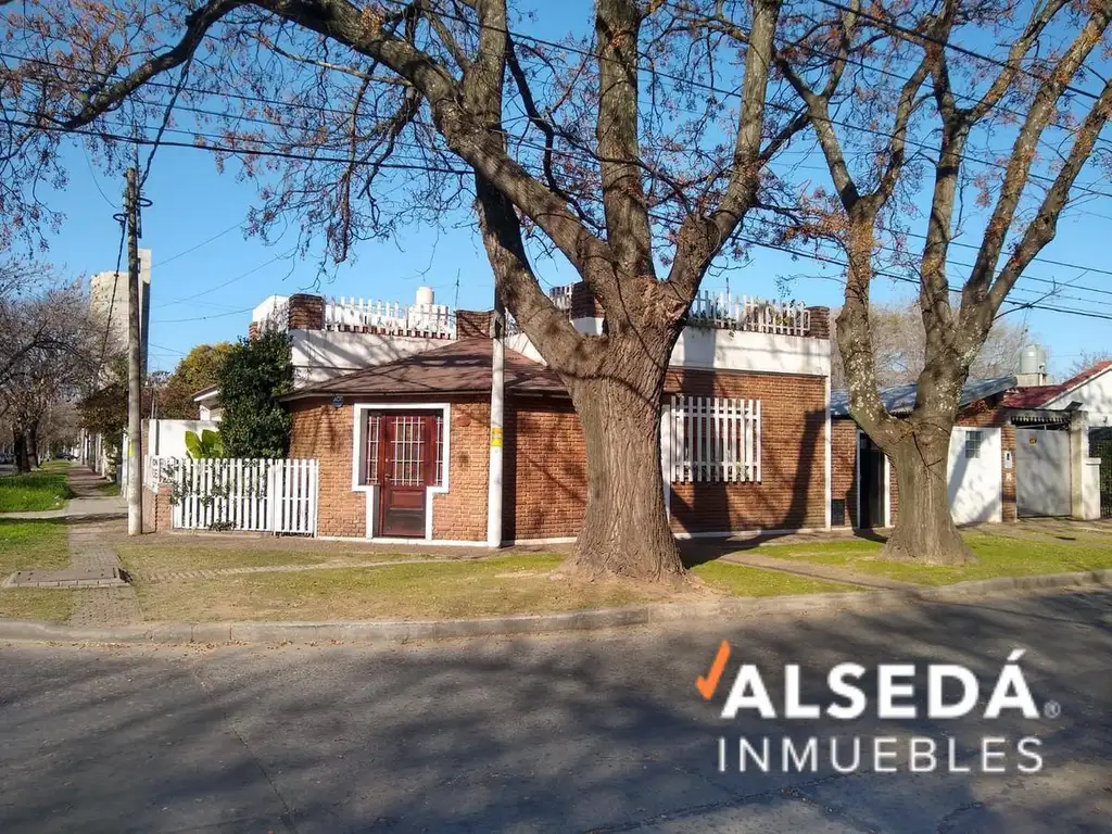 Casa en  Venta  en Alberdi - Rosario. Tres dormitorios con terraza y estudio independiente.