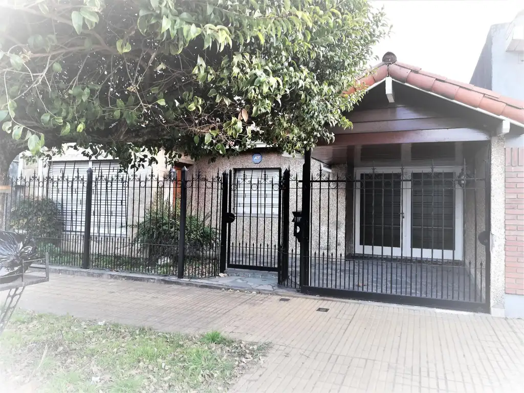 Venta Casa 3 ambientes - Garage - Jardin- APTO CREDITO