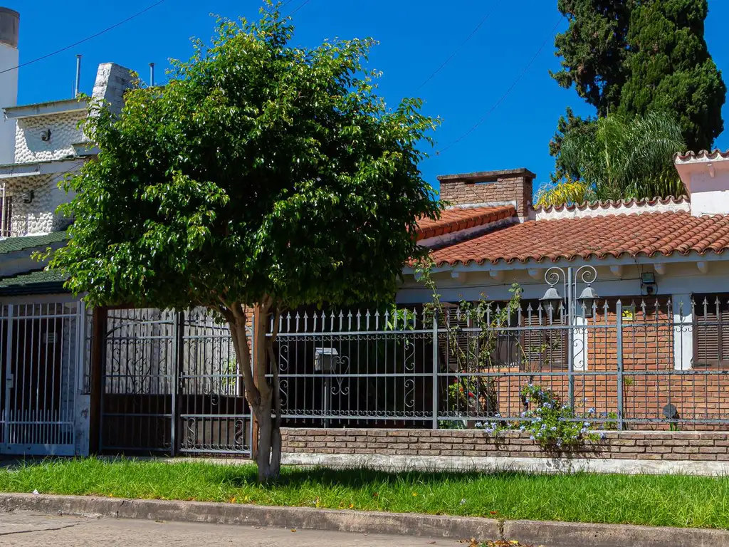 Venta casa 3 dormitorios con cochera - Tiro Suizo, Rosario