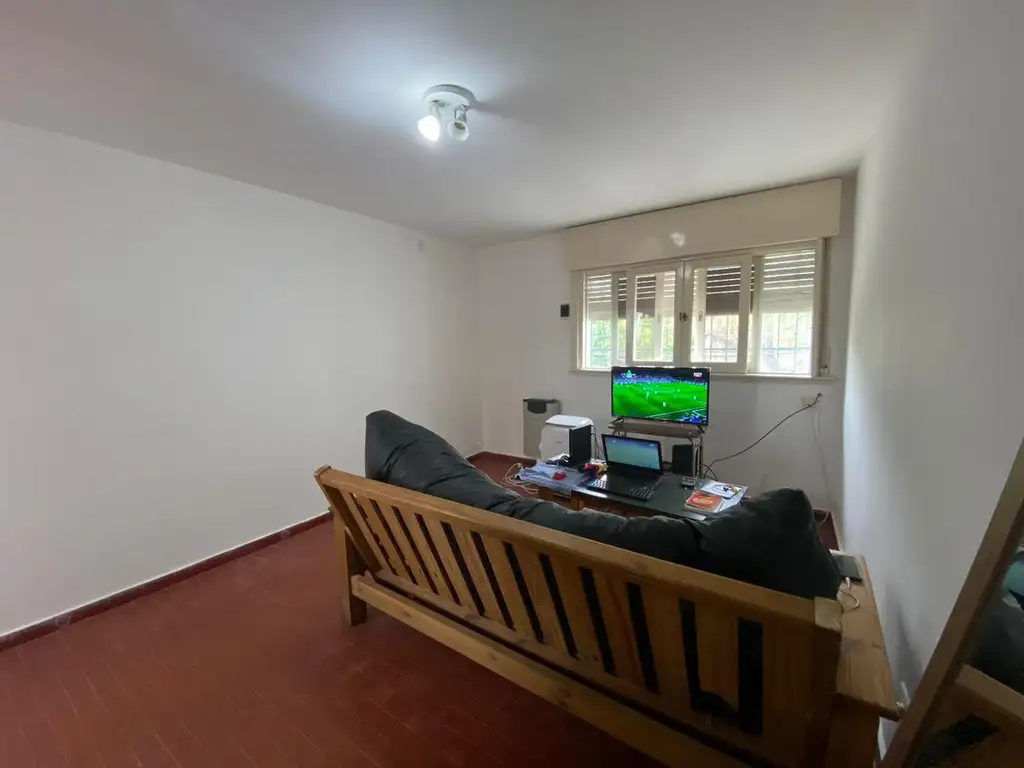 Departamento en planta alta con terraza a la venta.