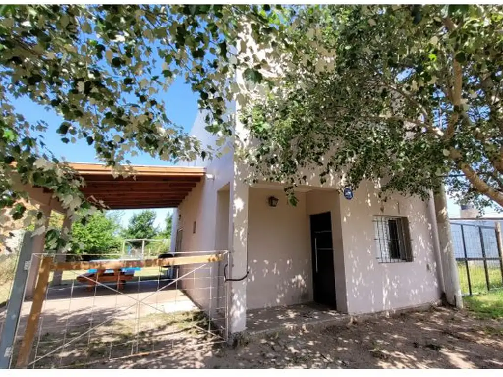 Casa dos dormitorios más comodín y patio