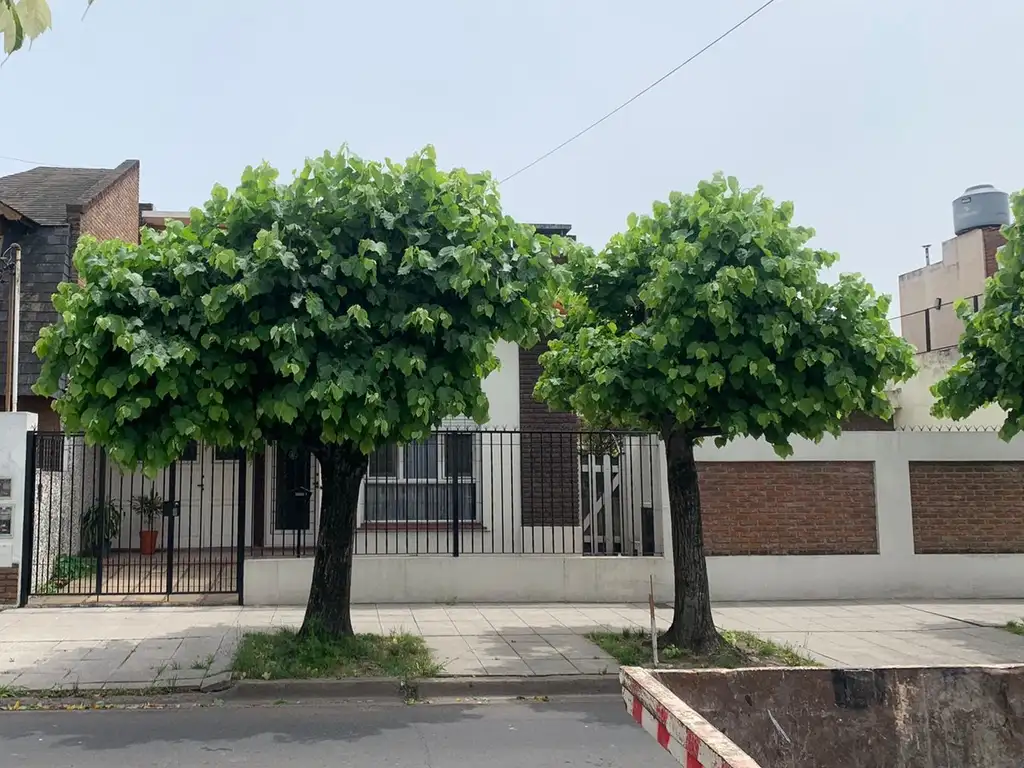 *CASA DE 4 AMB. EN 2 PLANTAS *SOBRE 2 LOTES *A MODERNIZAR